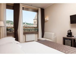 une chambre d'hôtel avec un lit et une fenêtre dans l'établissement Window On Rome, à Rome 37 autres photos