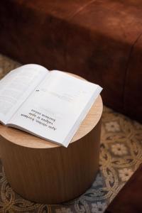un libro seduto sopra un tavolo di legno di #stayhere - Modern & Central Studio Apartments a Vilnius