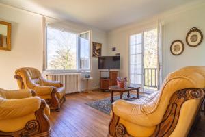 a living room with two chairs and a tv at Uharte in Uhart-Cize