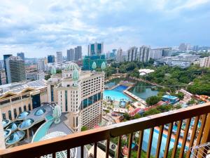 uma vista para a cidade a partir de uma varanda em Sunway Resort Suite @ Sunway Pyramid Lagoon View em Petaling Jaya
