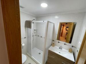 a bathroom with a shower and a toilet and a sink at Apartamento en Boiro - Colores del Barbanza Verde in Boiro