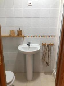 a bathroom with a sink and a toilet at Apartamento en Boiro - Colores del Barbanza Verde in Boiro
