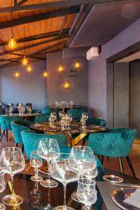 restauracja z niebieskimi krzesłami i stołami z kieliszkami do wina w obiekcie apartments e beb kiss under the moon w mieście Lesina