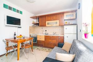 una cucina con divano e tavolo in una camera di Apartment Kry Kry a Dubrovnik