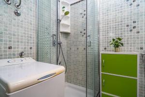 bagno con lavandino e doccia con piastrelle verdi di Apartment Kry Kry a Dubrovnik