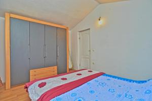een slaapkamer met een bed en een grote kast bij House Franko 2137 in Pula