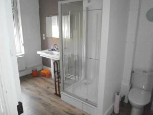Koupelna v ubytování Bruneval House