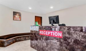 uma recepção com um sinal que lê recepção em Treebo Trend Shivay Resort em Mahabaleshwar