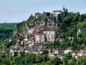un village sur le flanc d'une montagne dans l'établissement Le Clos de la Musardise - Gîtes de Charme avec Piscine Chauffée, à Salignac Eyvigues