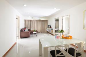 Gallery image of The Plimplace Hotel in Bang Su