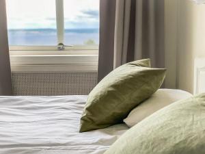 Rúm í herbergi á Hotell Villa Långbers