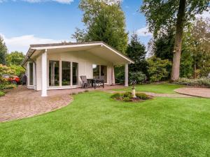 Casa blanca pequeña con patio y césped en Spacious holiday home in Stegeren with shared pool, en Stegeren