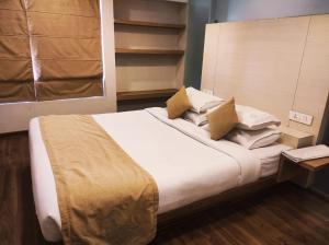 Hotel Rasika客房内的一张或多张床位
