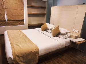Hotel Rasika客房内的一张或多张床位