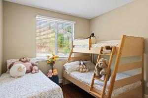 a bedroom with two bunk beds with stuffed animals at Appartement Tanger Ville WIFI GRATUIT (FIBRE OPTIQUE) in Tangier +3 photos