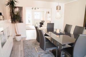 uma sala de jantar com mesa e cadeiras em Ferienwohnung Leonie nahe Detmold Zentrum em Detmold