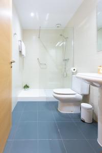 e bagno con servizi igienici, doccia e lavandino. di Unamuno by Bilbao Living a Bilbao