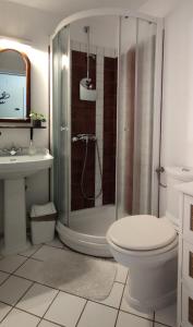 A bathroom at Bordon wines, estate with accommodation