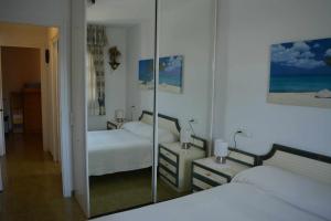 Posteľ alebo postele v izbe v ubytovaní Casa adosada con jardin y piscina Tossa de Mar + 36 fotografií