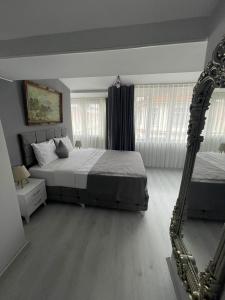sypialnia z dużym łóżkiem i lustrem w obiekcie Oldmile Palace Hotel w Stambule