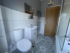 un bagno con wc, lavandino e doccia di Skiddaw View a Keswick Altre 4 foto