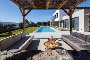 een buitenaanzicht van een villa met zwembad bij Villa al Sur in Chania