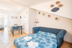 sala de estar con sofá y mesa en Porto Sole Apartment by Wonderful Italy, en San Remo