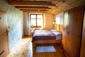 A bed or beds in a room at Chata u Gregora v Slovenskom raji