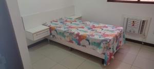 uma pequena cama num quarto de hospital com uma cama sidx sidx em Pajuçara Maceio Pé na Areia em Maceió