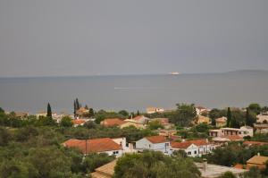 una ciudad con casas y el océano en el fondo en Corfu Secret Hotel, en Ýpsos