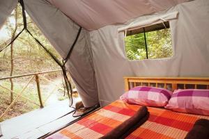 Giường trong phòng chung tại Kandy Nature Resort