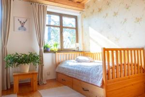 A bed or beds in a room at Chata u Gregora v Slovenskom raji