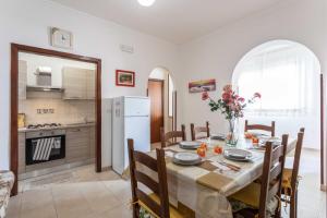 a kitchen and dining room with a table and chairs at Casa Vacanza Delia a 50m dal mare in Gallipoli