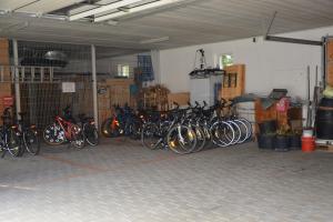 eine Gruppe von Fahrrädern, die in einer Garage geparkt sind in der Unterkunft Land-gut-Hotel Hotel Adlerbräu in Gunzenhausen