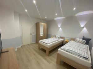Habitación con 2 camas en una habitación con luces en Ferienwohnung Hendrich Hornburg, en Hornburg
