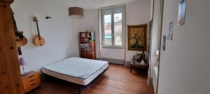Postel nebo postele na pokoji v ubytování Superbe logement dans une maison de caractère