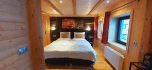 A bed or beds in a room at Alpen Lodge Berwang