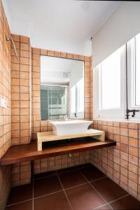 łazienka z dużym lustrem i wanną w obiekcie Design club Barcelona w mieście Hospitalet de Llobregat