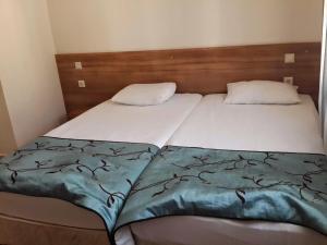 Ліжко або ліжка в номері Karayel Apart Hotel