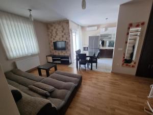 salon z kanapą i jadalnią w obiekcie APARTMAN DOKOZA FREE PARKING w mieście Zadar