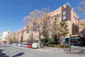 un edificio al lado de una calle en Pisito del gorrión, en Granada