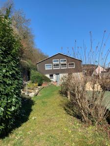 a house on a hill with a yard at Turteltäubchen am Taubenhaus Residenz Moselliebe in Traben-Trarbach