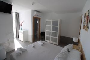 Ein Bett oder Betten in einem Zimmer der Unterkunft Hostal Fornet Altea