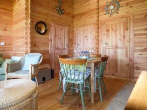 een eetkamer met een tafel en stoelen in een hut bij Aurora Skies in Cresswell