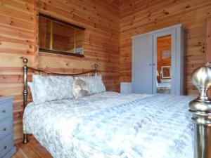 een slaapkamer met een bed in een blokhut bij Aurora Skies in Cresswell