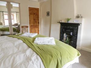 BuckdenにあるRowan Cottageのベッドルーム1室(ベッド1台、タオル2枚付)