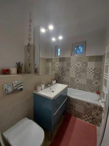 Apartament Marasesti في بيتشتي: حمام مع مرحاض ومغسلة وحوض استحمام