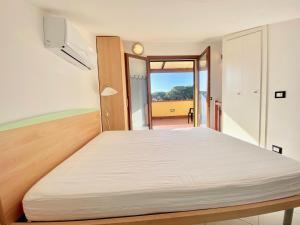 ein Schlafzimmer mit einem großen Bett in einem Zimmer in der Unterkunft Bilocale Via del Mare in Marina di Bibbona