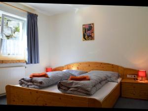 バーワングにあるLandhaus Corneliaのベッドルーム1室(ベッド2台、窓付)
