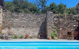Bazén v ubytování La Rhue Gîtes - Jacuzzi nebo v jeho okolí